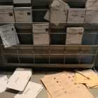 Papeletas de los diferentes partidos en una cabina electoral durante unos comicios. FERNANDO OTERO