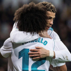 Cristiano Ronaldo y el brasileño Marcelo celebran el primer gol del jugador portugués durante el encuentro. RODRIGO JIMENEZ