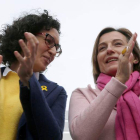 Rovira y Forcadell durante el acto electoral que ERC celebró ayer en Badalona. ALBERTO ESTÉVEZ