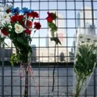 Dos ramos de flores recuerdan a las víctimas de los atentados