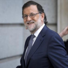 El presidente del Gobierno, Mariano Rajoy, se dirige a una reunión del grupo parlamentario del Partido Popular en el Congreso de los Diputados.