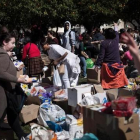 Un grupo de voluntarios reúne las bolsas y cajas que han traído vecinos de Atenas para los refugiados.