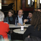 Rubalcaba, en la reunión con un grupo de jóvenes en una cafetería de Madrid.