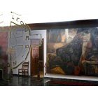 Arriba, mural en el Colegio Loenés. Sobre estas líneas, obra de Vela Zanetti en el ILC.