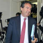 El diputado Jesús Merino, imputado en el caso Gürtel, a su llegada a la sede del partido.