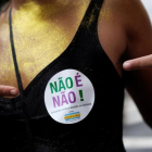 Una mujer muestra una pegatina en la que se puede leer No es no, este domingo, en Sao Paulo.