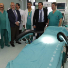 El consejero de Sanidad, segundo por la derecha, visitó ayer la Unidad de Cirugía Pediátrica