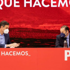 Sánchez y Ábalos, ayer en la reunión semipresencial de la Ejecutiva Federal del PSOE. DL