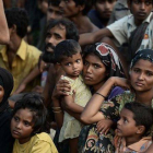 Inmigrantes Rohingya en una embarcación frente a las costas de Tailandia.