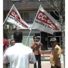 Los manifestantes ante la sede de la Fele tras lanzar decenas de huevos