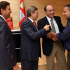 Carriedo, Fernández Santiago, Ramos y Otero, se saludan antes de la comparecencia.