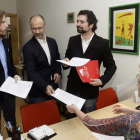 Los portavoces de Podemos, Ciudadanos e IU, en el parlamento regional, Pablo Fernández, Luis Fuentes, y José Sarrión (izq a dcha), han presentado esta mañana en el registro una solicitud de creación de una Comisión de Investigación en las Cortes.