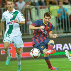 Lionel Messi disputa el balón con Adam Pazio, del Lechia Gdansk, durante el tercer amistoso del Barça de esta pretemporada.