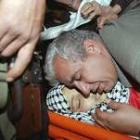 El padre de Tariq al-Susi llora en Gaza sobre el cadáver de su hijo de 12 años
