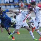 Borja Iglesias, a la izquierda, ante Álex Gallar y Toni Villa, en el partido Cultural-Celta B. JESÚS F. SALVADORES