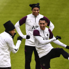 Neymar, Mbappé y Di María, durante un entrenamiento del PSG. LUKAS BARTH-TUTTAS