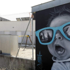 Uno de los graffitis que decoran la guardería del polígono industrial de León. MARCIANO PÉREZ