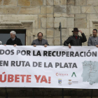 Autoridades de Astorga y La Bañeza, organizaciones empresariales y asociaciones ferroviarias, en el despliegue de la pancarta. FERNANDO OTERO