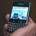 Un usuario de Blackberry consulta una página con información sobre el fallo de la empresa, ayer en Ottawa.