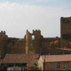 Una imagen del Castillo de don Suero de Quiñones tomada desde la espadaña de la iglesia