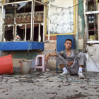 Un joven en estado de ‘shock’ permanece sentado en el escenario del ataque suicida. HEDAYATULLAH AMID