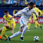 Cristiano Ronaldo protege el balón ante la presencia del defensa del Villarreal Adrián Marín. CASTELLÓ