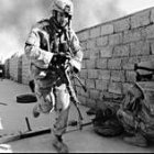 Un soldado norteamericano corre durante la ofensiva aliada en Tall Afar