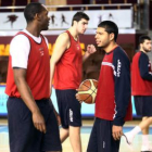 Seawright, Fontet, Quezada y Calvo, en un entrenamiento de Baloncesto León en el Palacio.