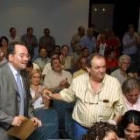 Ricardo González Saavedra, el día de su toma de posesión, junto al alcalde de Igüeña, Laudino García