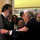 Rajoy saluda al expresidente de Uruguay José Mujica, este martes en Montevideo.