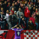 Sergio Ramos provoca a los aficionados sevillistas tras marcar de penalti en el partido de Copa en el Sánchez Pizjuán.