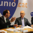 Espadaler (izquierda) habla con Duran durante la rueda de prensa de este lunes para analizar las elecciones catalanas.