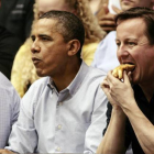 Obama y Cameron, durante el partido, en Ohio.