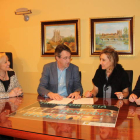 La directora general de Telecomunicaciones, en su reunión en el Ayuntamiento coyantino. DL