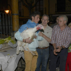 El agraciado con el pavo del Centro de Iniciativas y Turismo.