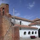La imagen muestra una de las vistas de la iglesia parroquial de la localidad de Robledo de Torío