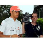 Lewis Hamilton camina por el «paddock» del circuito de Sepang, a las afueras de Kuala Lu
