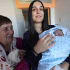 Hugo Canedo, en brazos de su madre y acompañado por su abuela en su primer día. ANA BARREDO