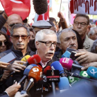 Los secretarios generales de UGT y CCOO Pepe Álvarez e Ignacio Fernández Toxo (hablando), respectivamente, al inicio de la manifestación convocada por los sindictatos que, con motivo del Primero de Mayo.