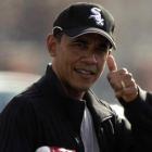 Obama saluda luciendo la gorra de los Chicago White Sox de beisbol.
