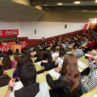 Los participantes en el concurso de relatos en una de la aulas de Derecho en León.