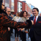 La subdelegada del Gobierno, Teresa Mata, saluda a Suárez-Quiñones en presencia de Marco Morala y la alcaldesa. ANA F. BARREDO