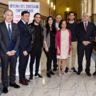 Carlos Fernández Carriedo junto a varios estudiantes y responsables de las universidades de la Comunidad. NACHO GALLEGO