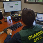 Un agente del Área de Delitos contra el Patrimonio. DL