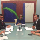 La consejera Alicia García, ayer en el centro, con Alfonso Arias y Mar González a la derecha de la imagen.