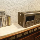 Radiocasete y cintas de música en una de las salas de la nueva sede de Cruz Roja en San Andrés del Rabanedo. FERNANDO OTERO