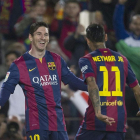 Neymar felicita a Messi tras abrir el marcador al transformar un penalti.