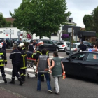 Las fuerzas de seguridad retiran un cadáver, tras el asalto a la iglesia de Saint-Etienne-du-Rouvray.