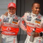 Hamilton y su compañero de escudería Kovalainen se felicitan ayer