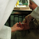 Vacunación de un niño en un centro de salud